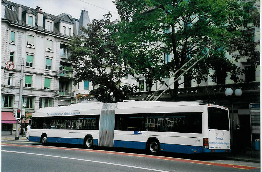 (077'733) - VBL Luzern - Nr. 201 - Hess/Hess Gelenktrolleybus am 18. Juni 2005 in Luzern, Kantonalbank