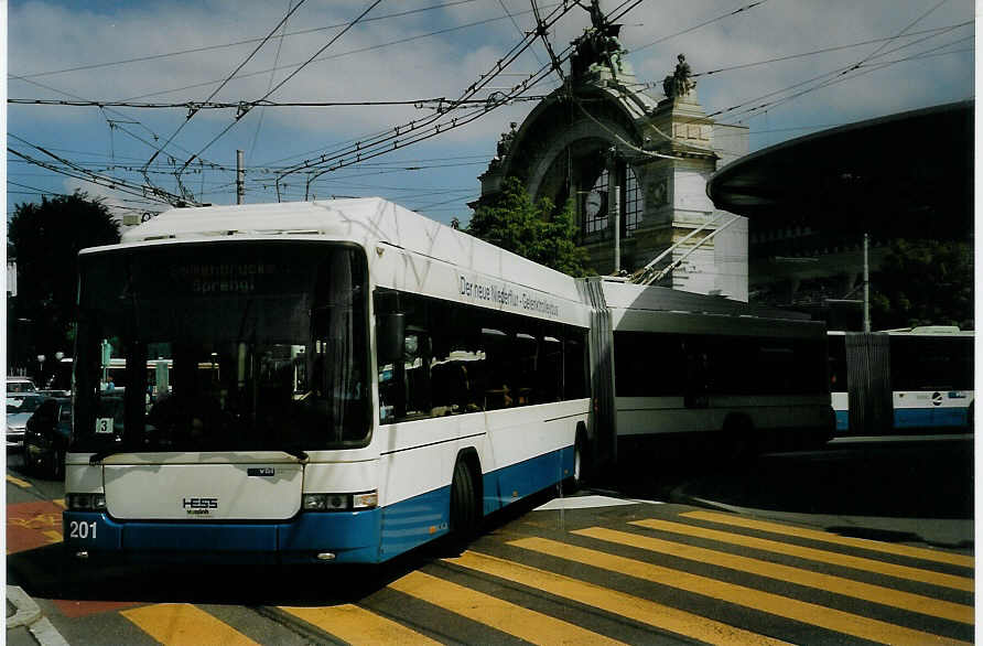 (077'735) - VBL Luzern - Nr. 201 - Hess/Hess Gelenktrolleybus am 18. Juni 2005 beim Bahnhof Luzern