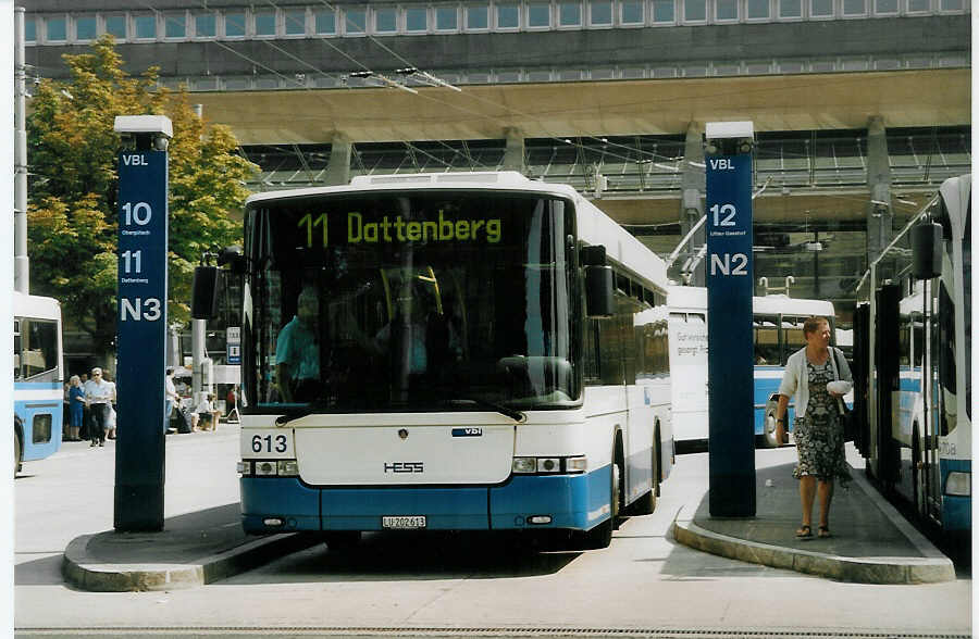 (077'804) - VBL Luzern - Nr. 613/LU 202'613 - Scania/Hess am 18. Juni 2005 beim Bahnhof Luzern