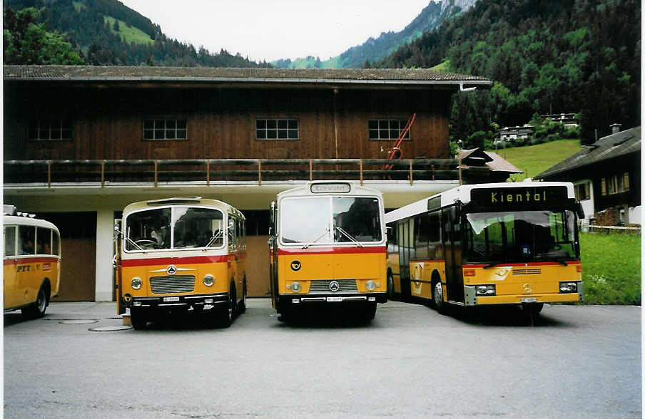 (078'025) - Schmid, Thrishaus - Nr. 9/BE 26'105 - Saurer/R&J (ex Geiger, Adelboden Nr. 9) + Zimmermann, Niederwangen - BE 24'071 - Saurer/Tscher (ex P 24'632) + Portenier, Adelboden - Nr. 2/BE 26'853 - Mercedes (ex P 25'198; ex Anthamatten, Saas-Almagell) am 25. Juni 2005 in Kiental, Garage Portenier