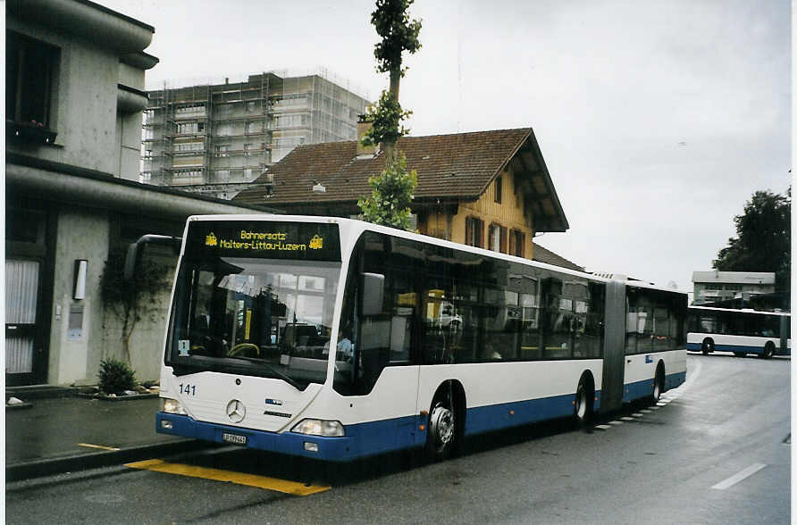 (078'331) - VBL Luzern - Nr. 141/LU 199'441 - Mercedes am 11. Juli 2005 beim Bahnhof Littau