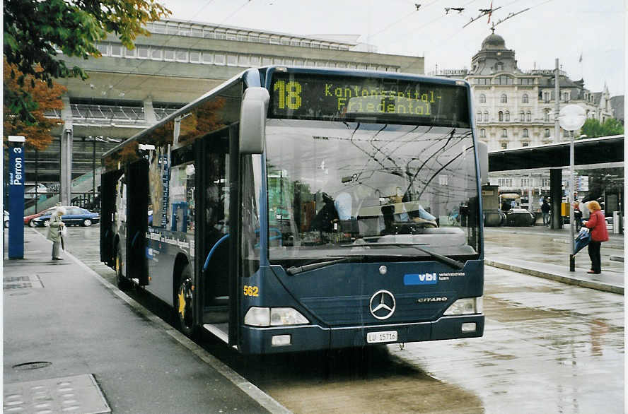 (078'436) - VBL Luzern - Nr. 562/LU 15'716 - Mercedes (ex Gowa, Luzern Nr. 62) am 11. Juli 2005 beim Bahnhof Luzern