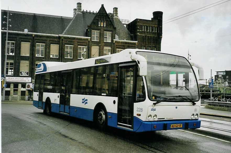 (078'706) - GVB Amsterdam - Nr. 228/BJ-GZ-17 - DAF/Berkhof am 20. Juli 2005 beim Bahnhof Amsterdam