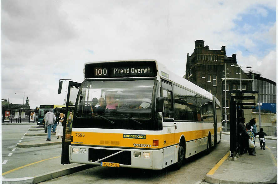 (078'717) - Connexxion - Nr. 7695/VJ-42-JL - Volvo/Berkhof am 20. Juli 2005 beim Bahnhof Amsterdam