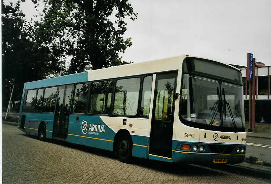 (078'826) - ARRIVA - Nr. 5962/BN-DS-87 - Wright am 21. Juli 2005 in Drachten, Busstation