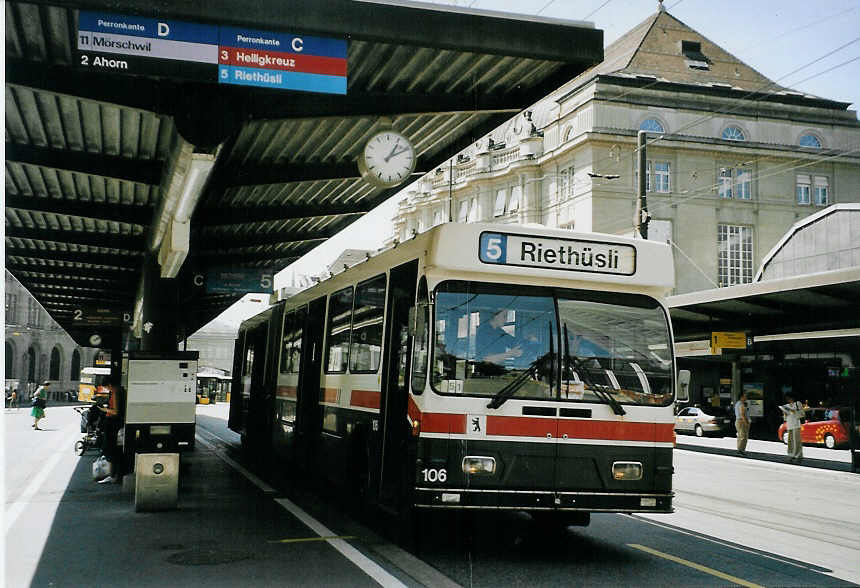 (079'132) - VBSG St. Gallen - Nr. 106 - Saurer/Hess Gelenktrolleybus am 28. Juli 2005 beim Bahnhof St. Gallen