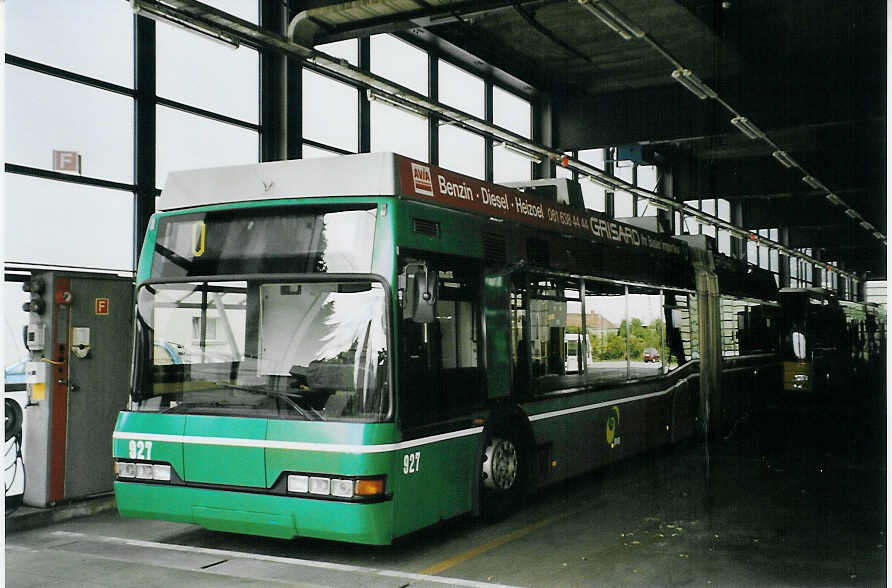 (079'311) - BVB Basel - Nr. 927 - Neoplan Gelenktrolleybus am 30. Juli 2005 in Basel, Garage Rankstrasse