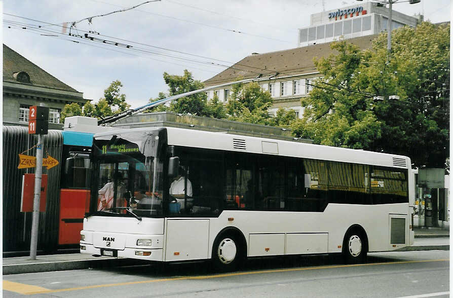 (079'405) - Funi-Car, Biel - Nr. 4/BE 107'904 - MAN am 13. August 2005 beim Bahnhof Biel