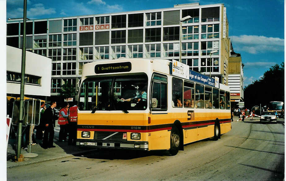 (079'635) - STI Thun - Nr. 35/BE 443'835 - Volvo/R&J (ex SAT Thun Nr. 35) am 24. August 2005 beim Bahnhof Thun