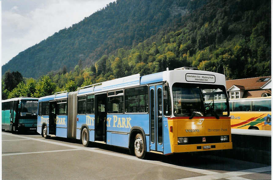 (080'533) - PostAuto Berner Oberland - BE 554'103 - Volvo/R&J (ex VB Biel Nr. 132) am 25. September 2005 beim Bahnhof Interlaken Ost