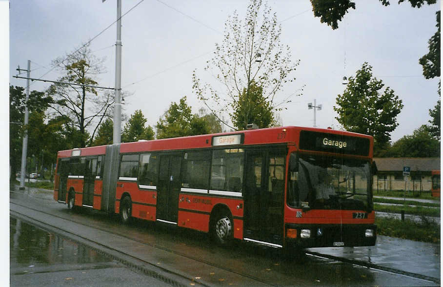 (080'619) - Bernmobil, Bern - Nr. 237/BE 513'237 - MAN am 1. Oktober 2005 in Bern, Guisanplatz