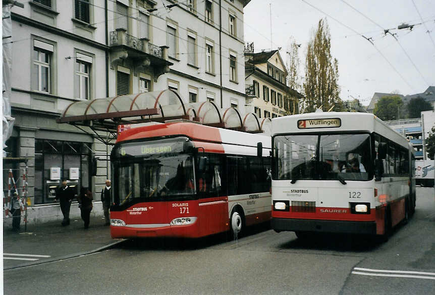 (080'923) - SW Winterthur - Nr. 171 - Solaris Gelenktrolleybus + Nr. 122 - Saurer/FHS Gelenktrolleybus am 18. Oktober 2005 beim Hauptbahnhof Winterthur