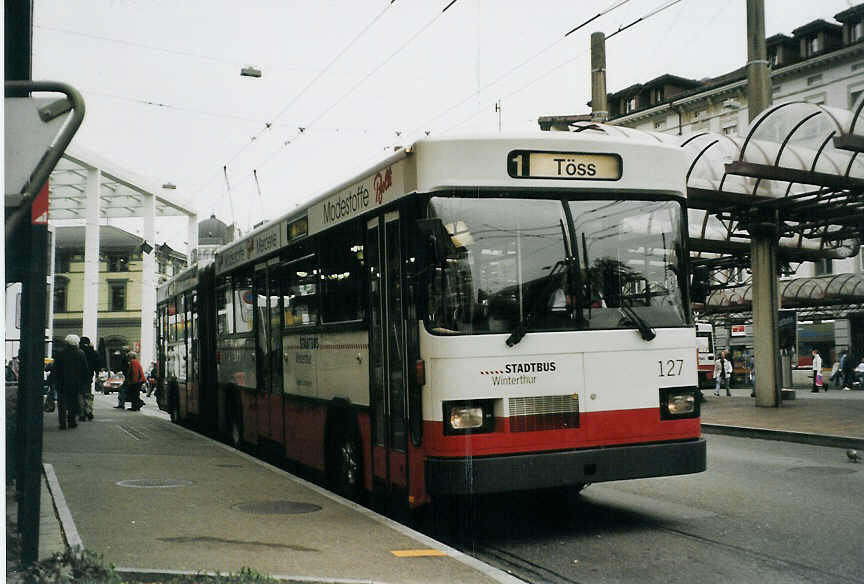 (080'926) - SW Winterthur - Nr. 127 - Saurer/FHS Gelenktrolleybus am 18. Oktober 2005 beim Hauptbahnhof Winterthur