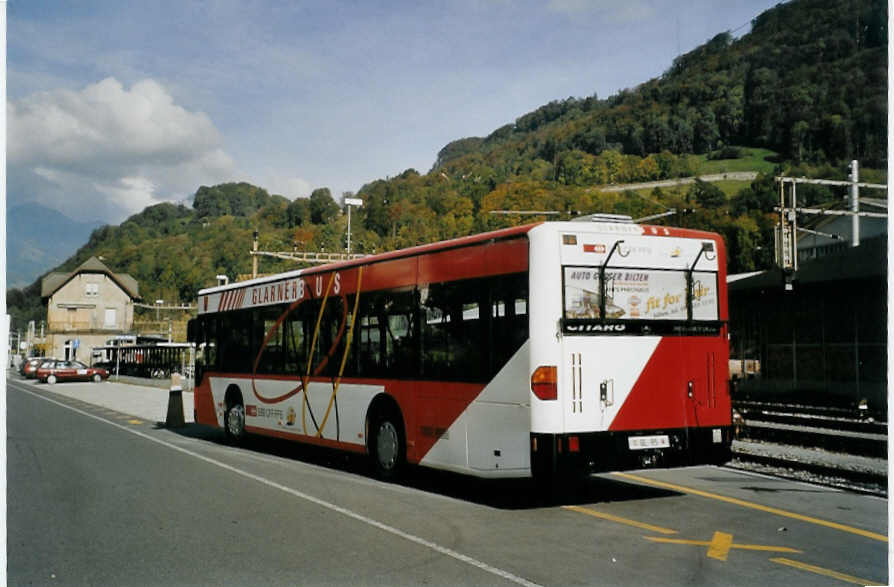 (081'133) - Niederer, Filzbach - Nr. 22/GL 95 - Mercedes am 20. Oktober 2005 beim Bahnhof Nfels-Mollis