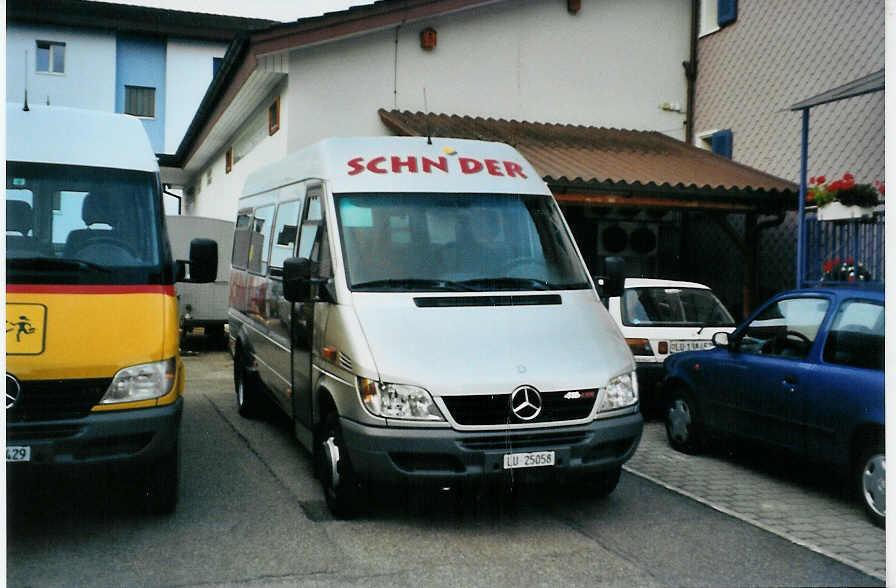(081'222) - Schnider, Schpfheim - LU 25'058 - Mercedes am 21. Oktober 2005 in Schpfheim, Garage