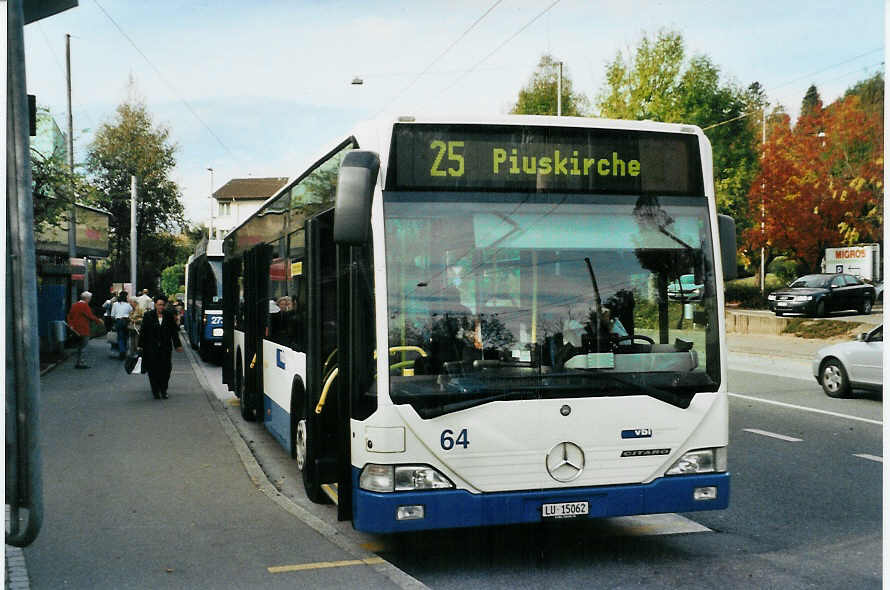 (081'234) - VBL Luzern - Nr. 64/LU 15'062 - Mercedes am 21. Oktober 2005 in Luzern, Brelstrasse