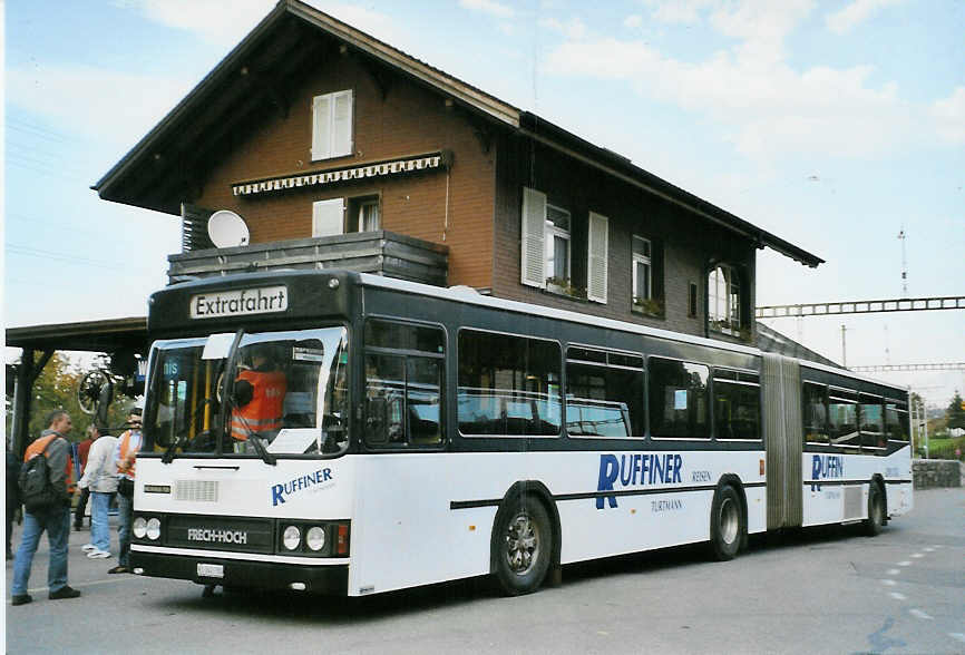 (081'317) - Ruffiner, Turtmann - VS 242'780 - Scania/FHS (ex VBSH Schaffhausen) am 21. Oktober 2005 beim Bahnhof Wimmis