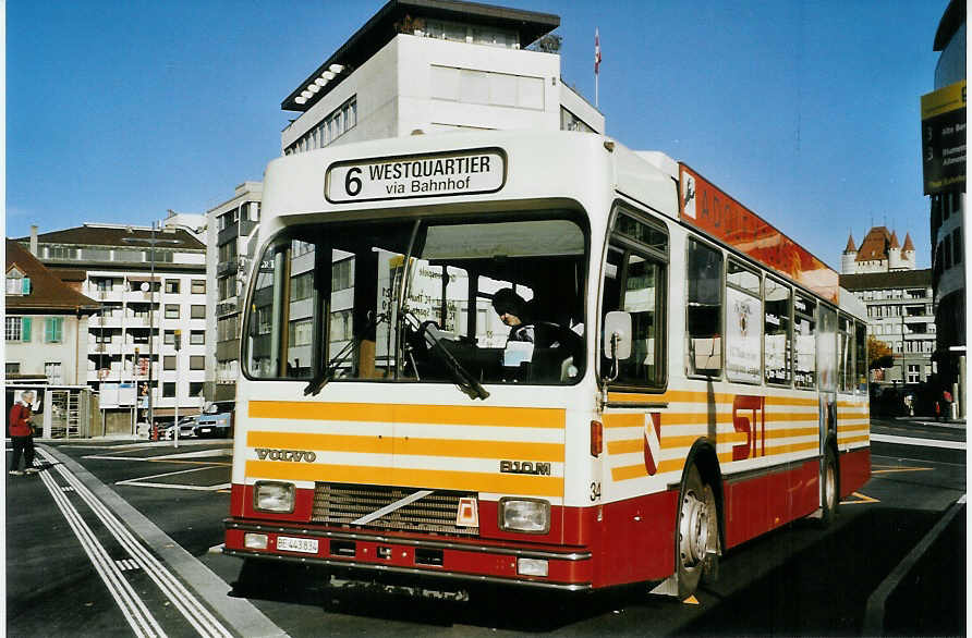 (081'333) - STI Thun - Nr. 34/BE 443'834 - Volvo/R&J (ex SAT Thun Nr. 34) am 28. Oktober 2005 beim Bahnhof Thun
