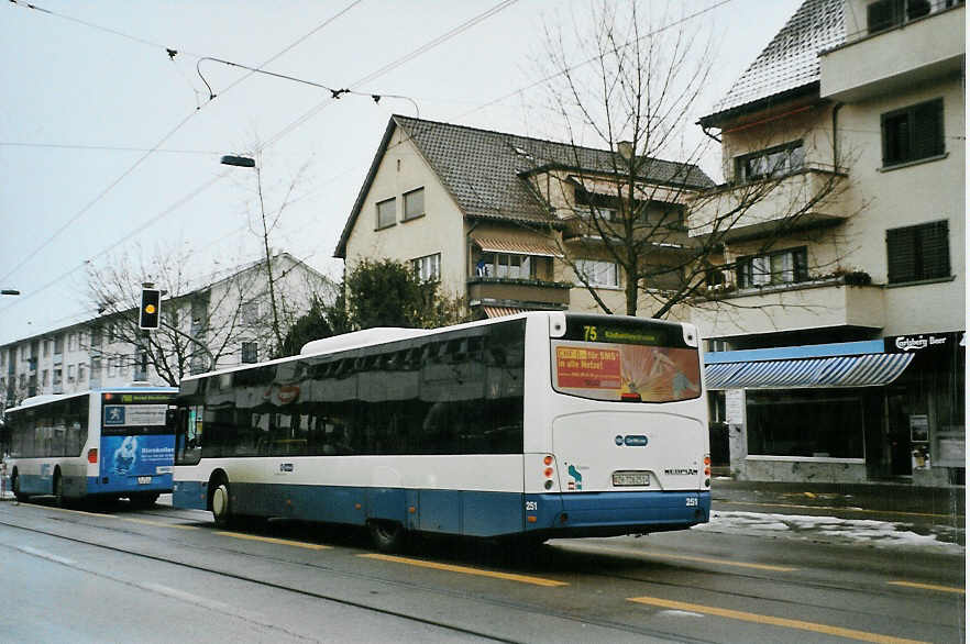 (081'632) - VBZ Zrich - Nr. 251/ZH 726'251 - Neoplan am 28. November 2005 beim Bahnhof Zrich-Seebach