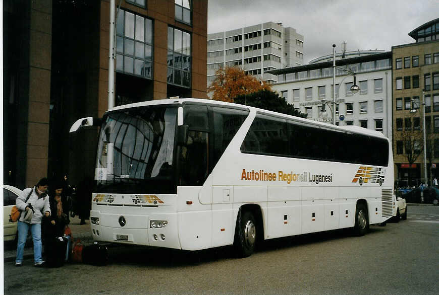 (081'713) - Aus der Schweiz: ARL Tesserete - Nr. 41/TI 156'841 - Mercedes am 3. Dezember 2005 beim Bahnhof Freiburg
