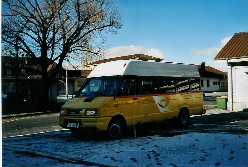 (081'921) - Vuadens, Miex - VS 3248 - Iveco am 18. Dezember 2005 beim Bahnhof Villeneuve