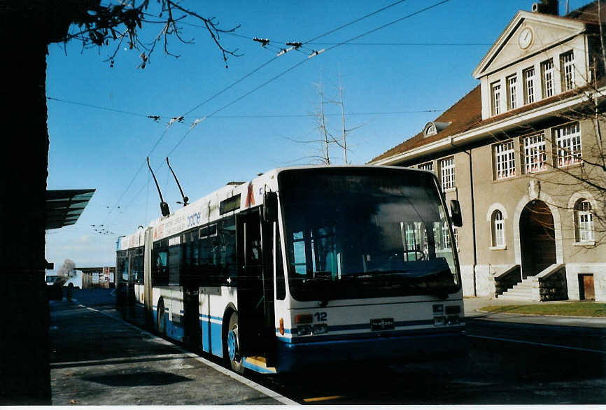 (081'922) - VMCV Clarens - Nr. 12 - Van Hool Gelenktrolleybus am 18. Dezember 2005 beim Bahnhof Villeneuve