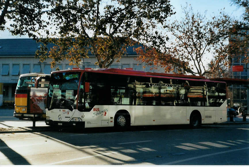 (081'928) - Lathion, Sion - Nr. 67/VS 7342 - Mercedes am 18. Dezember 2005 beim Bahnhof Sion