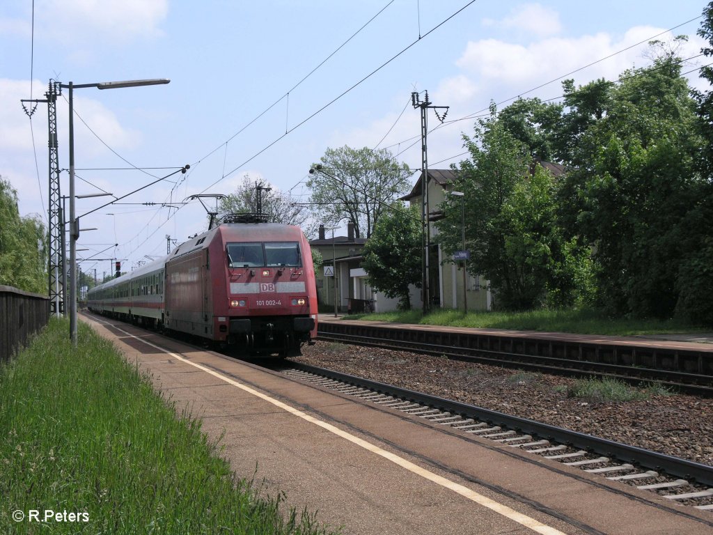 101 002-4 zieht den IC1886 M�hldorf-Hamburg „Rottaler Land“ durch Regensburg -Pr�fering. 09.05.09
