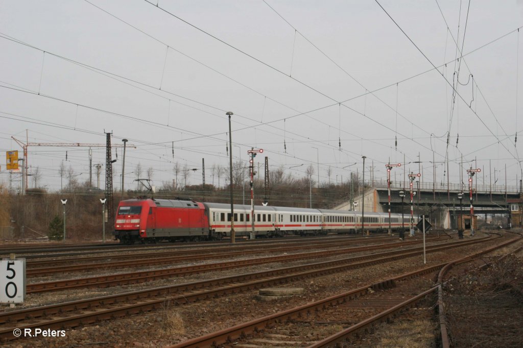 101 022-2 schiebt ein IC durch Leipzig Sch�nefeld. 12.03.11