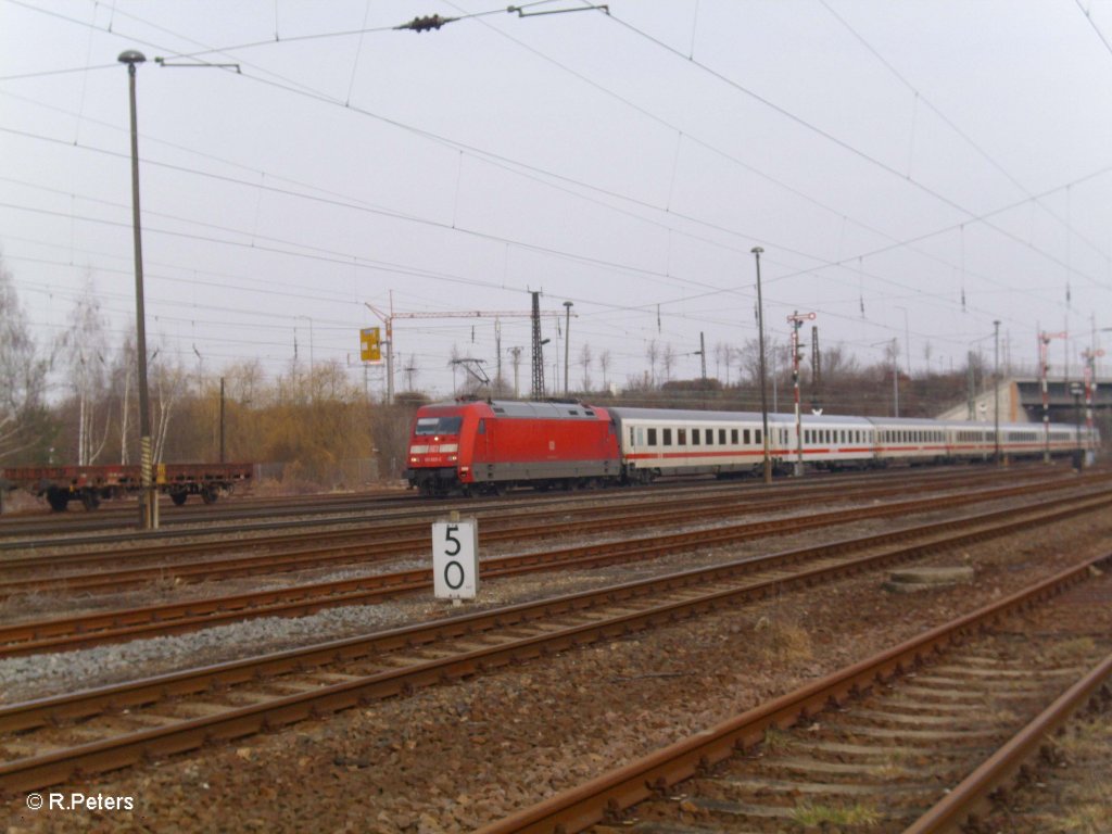 101 022-2 schiebt ein leeren IC durch Leipzig Sch�nefeld. 12.03.11