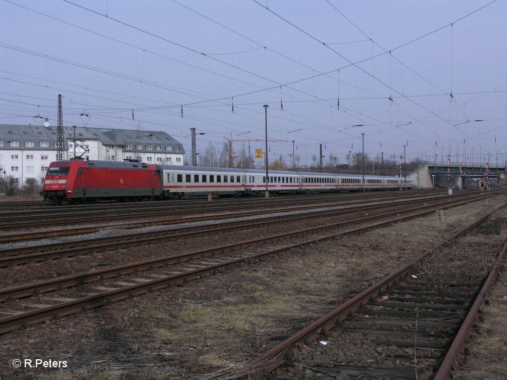 101 022-2 verl�sst Leipzig Sch�nefeld mit leeren IC geschoben. 12.03.11