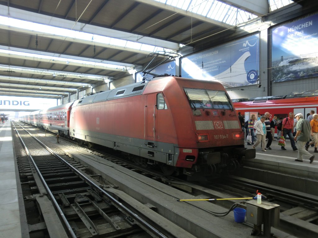 101 034-7 am 24. April 2011 im Mnchner Hauptbahnhof.