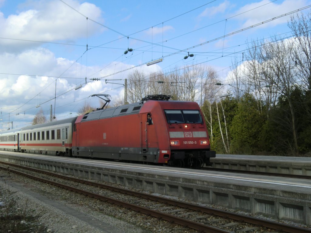 101 050-3 beim planm��igem Halt am 1. April 2011 im Bahnhof von Prien am Chiemsee.