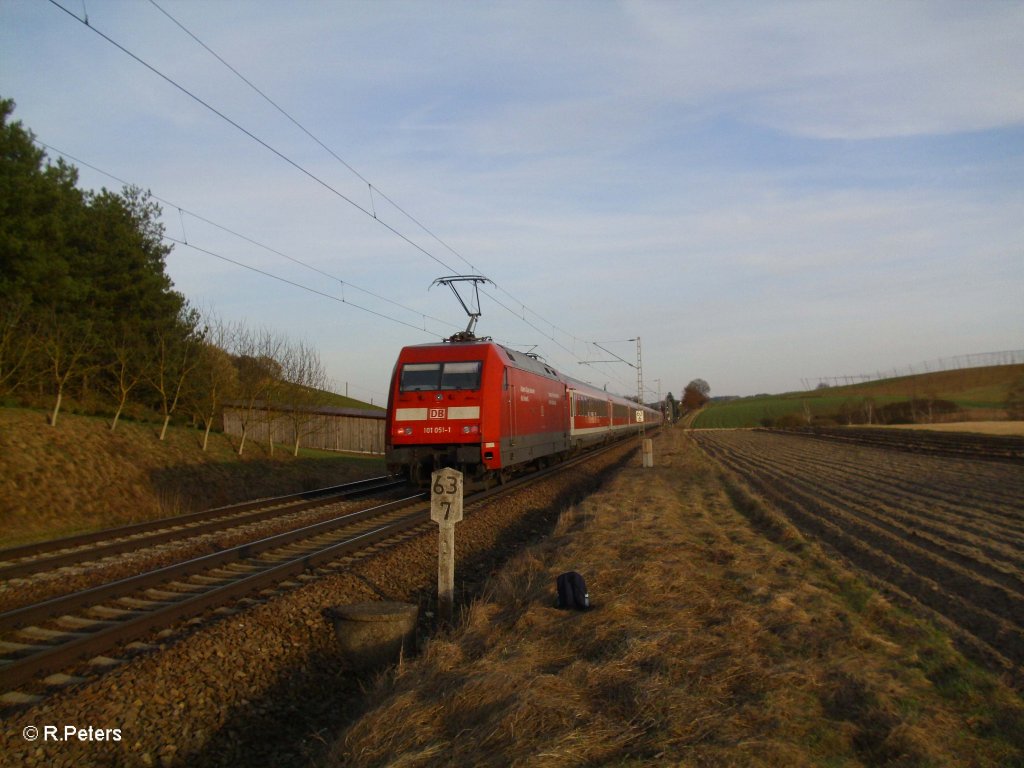101 051-1 schiebt den RE4039 nach M�nchen bei Fahlenbach. 24.03.11