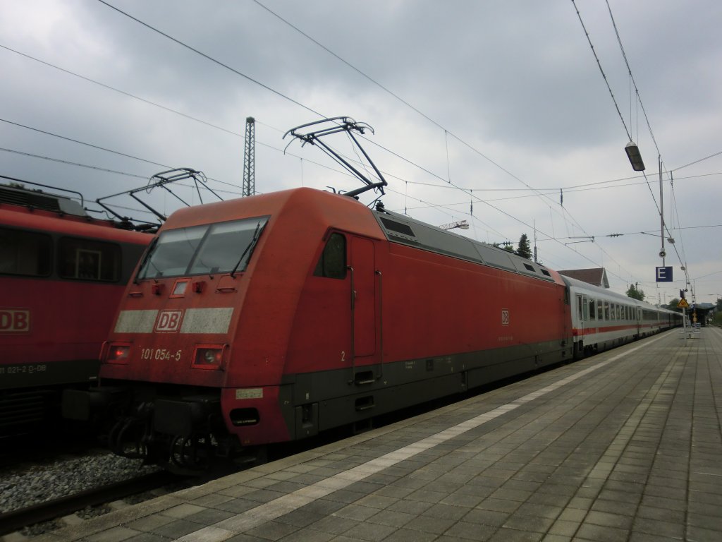 101 054-5 an einem regnerischen Tag im Bahnhof von Prien am Chiemsee. Aufgenommen am 1. Mai 2011.