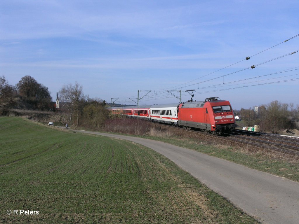101 054-5 zieht den RE4015 nach M�nchen bei Fahlenbach. 24.03.11