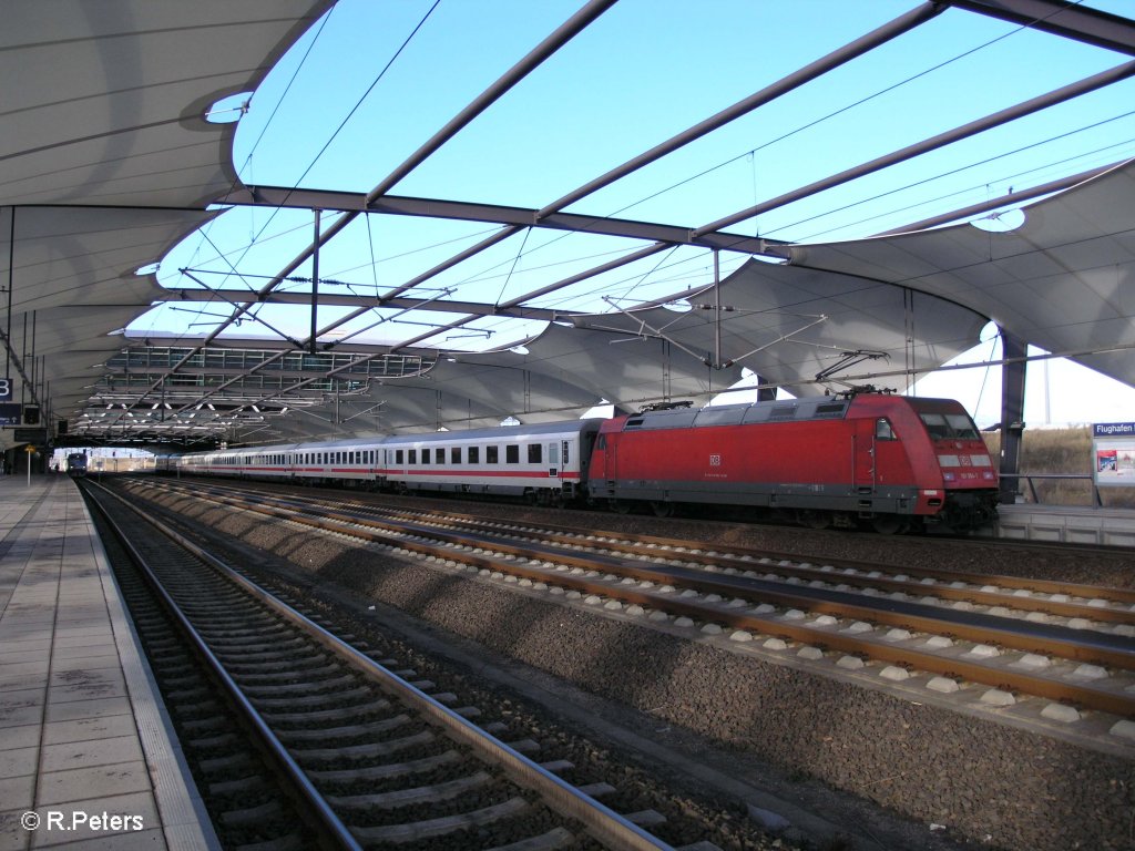 101 094-1 hat Flughafen Halle/Leipzig mit den IC 2048 Leipzig – K�ln erreicht. 26.12.09
