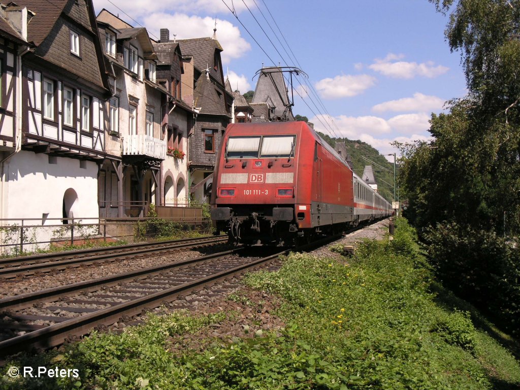 101 111-3 schiebt den IC 2124 Stuttgart – Emden durch Bacharach. 24.07.08

