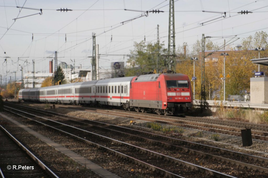 101 116-2 schiebt einen IC nach M�nchen HBF am Heimeranplatz vorbei. 04.11.10