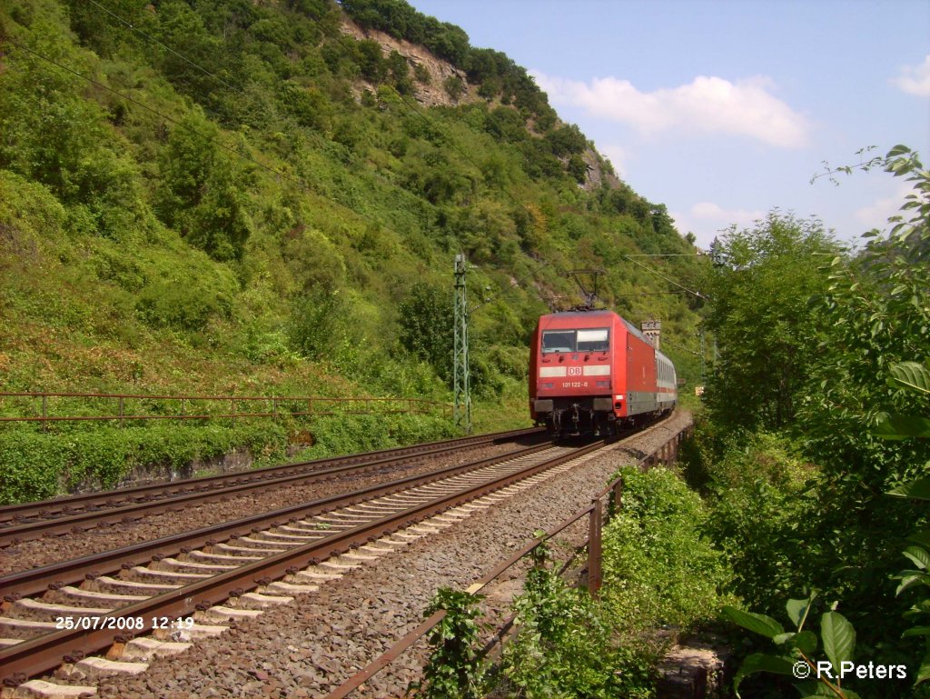 101 122-0 schiebt den IC 2028 Passau – Hamburg in den Tunnel von St.Goars. 25.07.08
