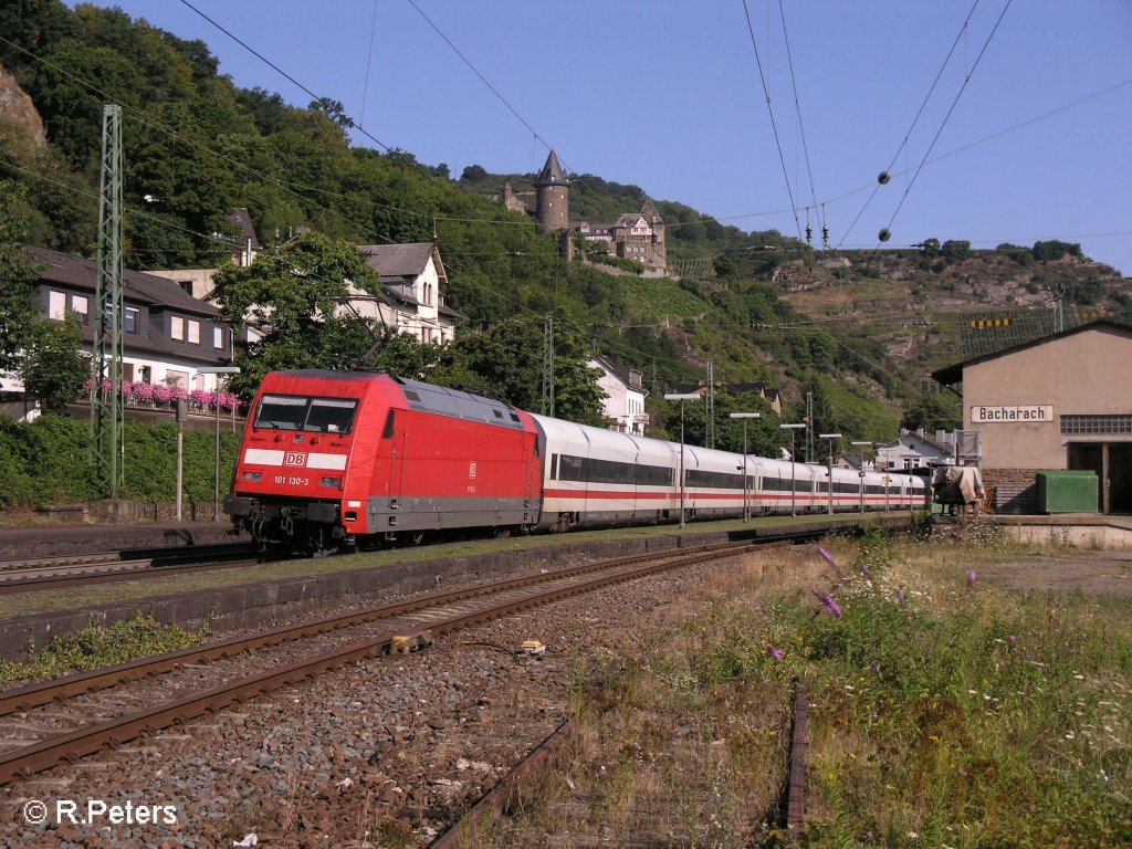 101 130-3 schiebt den IC 1818 Stuttgart-K�ln ,der aus ex Metropolitanwagen besteht, durch Bacharach. 24.07.08

