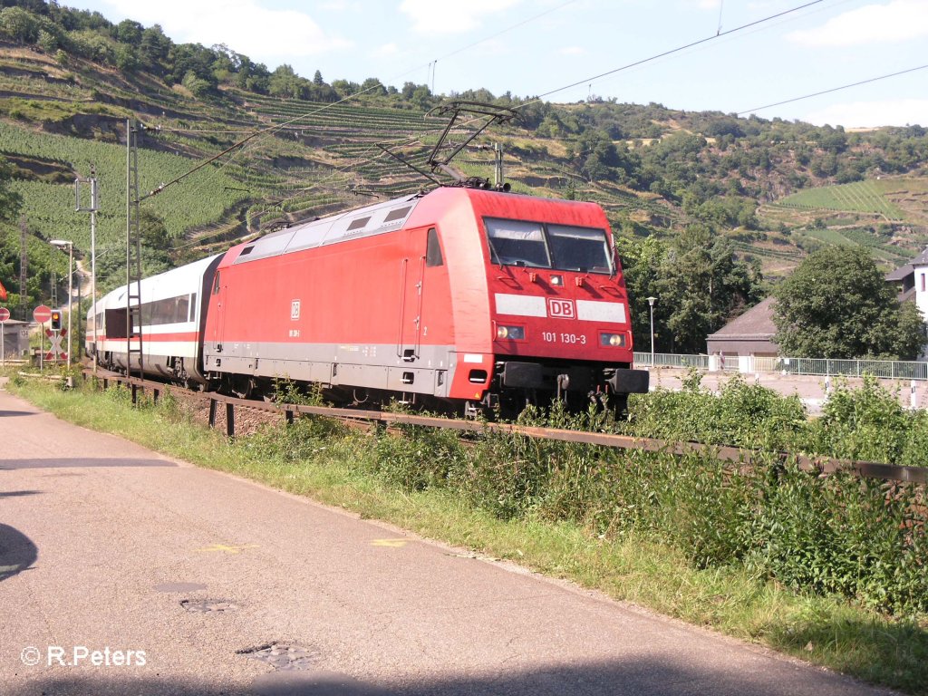 101 130-3 zieht bei Oberwesel den IC 1819 K�ln HBF – Stuttgart die linke Rheinstrecke runter. 24.07.08
