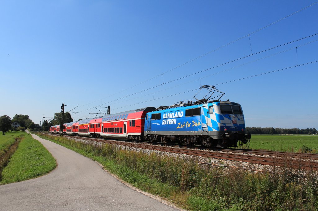 111 017-0 am n�chsten Tag an der selben Fotostelle. Diesmal bei herrlichstem Sp�tsommerwetter. Aufgenommen am 16. September 2012 kurz nach �bersee am Chiemsee.