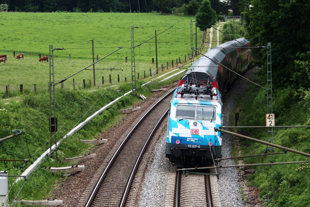 111 017-0 auf dem Weg nach M�nchen. Aufgenommen am 3. Juni 2012 kurz vor �bersee/Chiemsee.