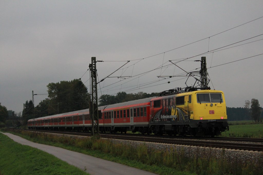 111 024-8 diesmal am Zugenende auf dem Weg von Salzburg nach M�nchen. Aufgenommen am 30. September 2012.