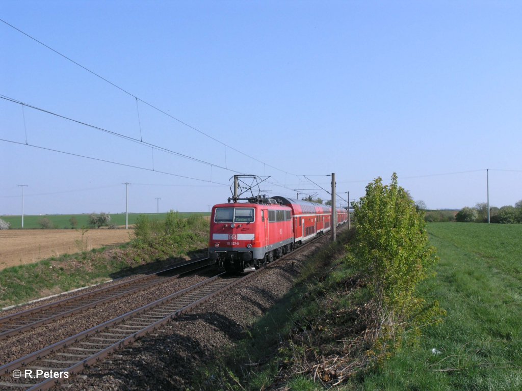 111 027-9 schiebt RE4263 N�rnberg – M�nchen bei Altegolsheim. 21.04.11
