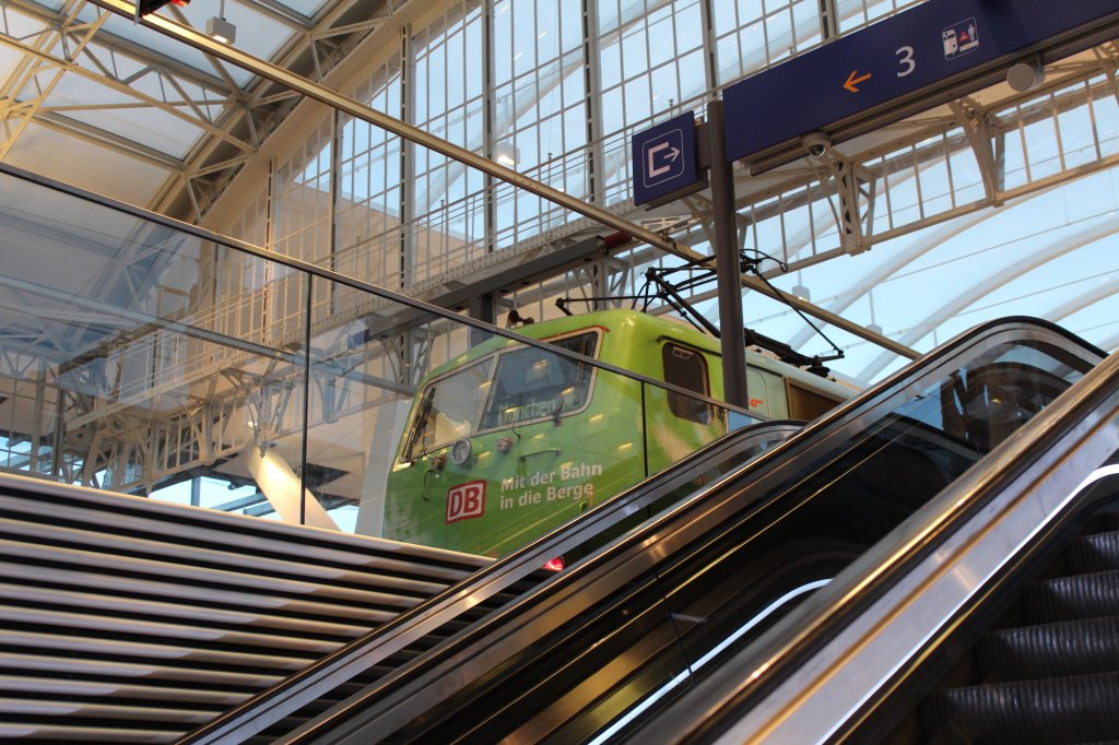 111 039-4, die  DAV -Werbelok mal aus einem etwas anderem Blickwinkel, aufgenommen von der Rolltreppe im Salzburger Hauptbahnhof am 13. Juli 2012.
