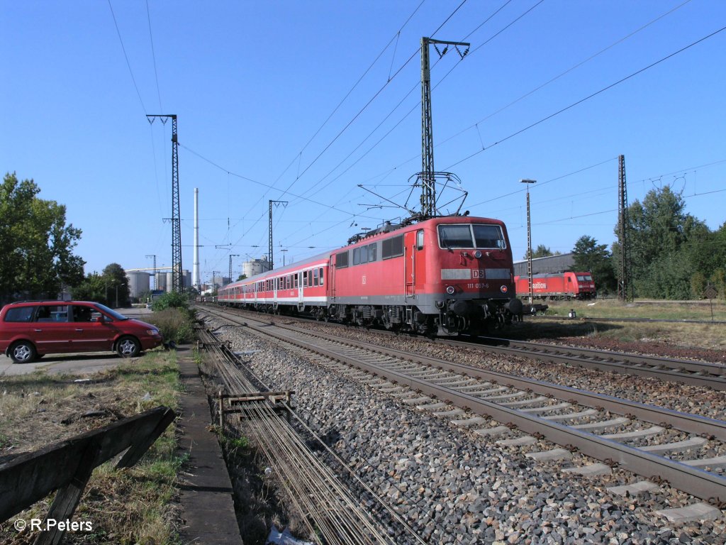 111 057-6 schiebt die RB 32122 Neumarkt(Oberpfalz) durch Regensburg. 09.09.09
