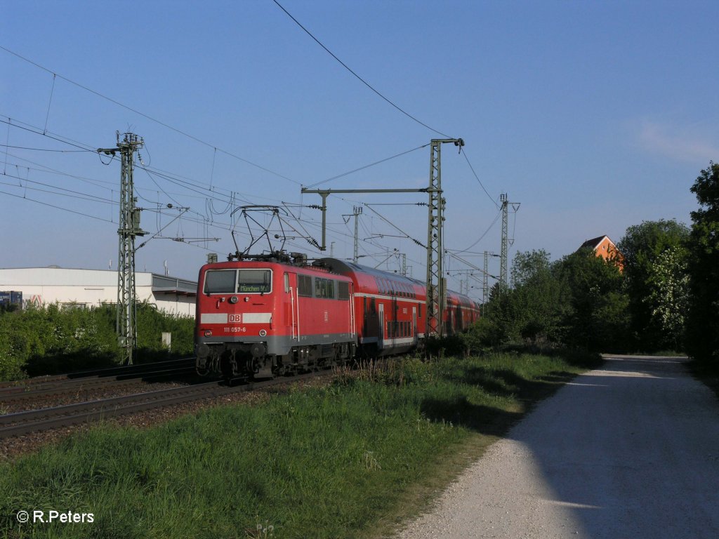 111 057-6 schiebt RE4265 N�rnberg - M�nchen bei Obertraubling. 07.05.11