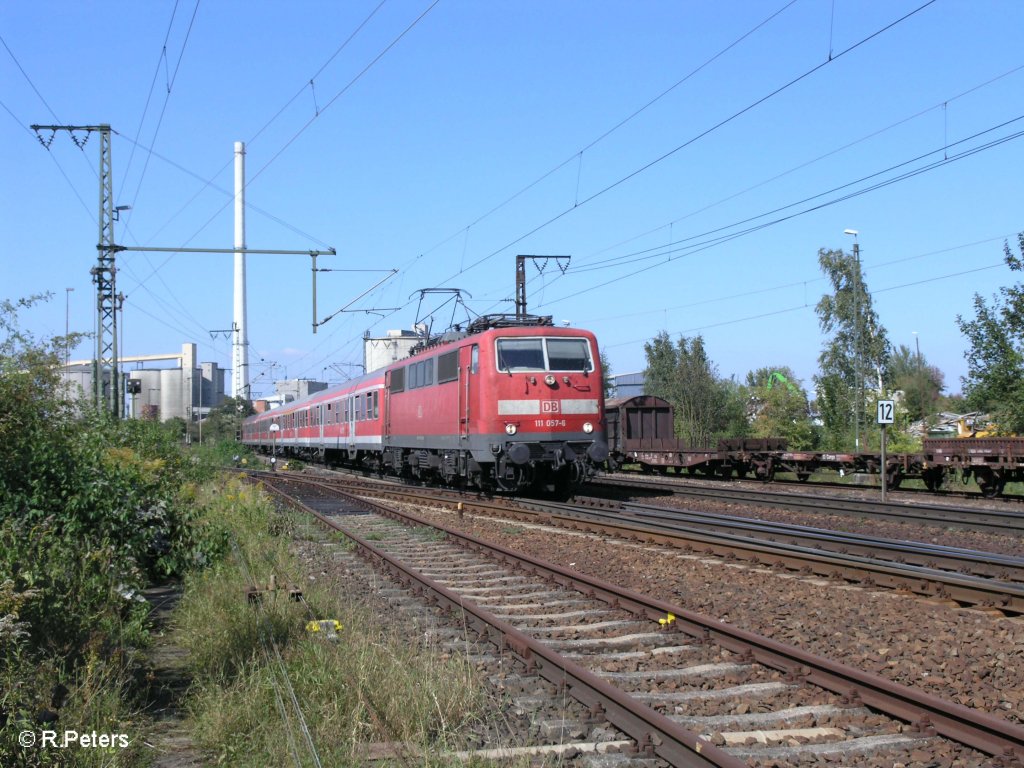 111 057-6 verl�sst Regensburg mit der RB 32115 Plattling. 09.09.09
